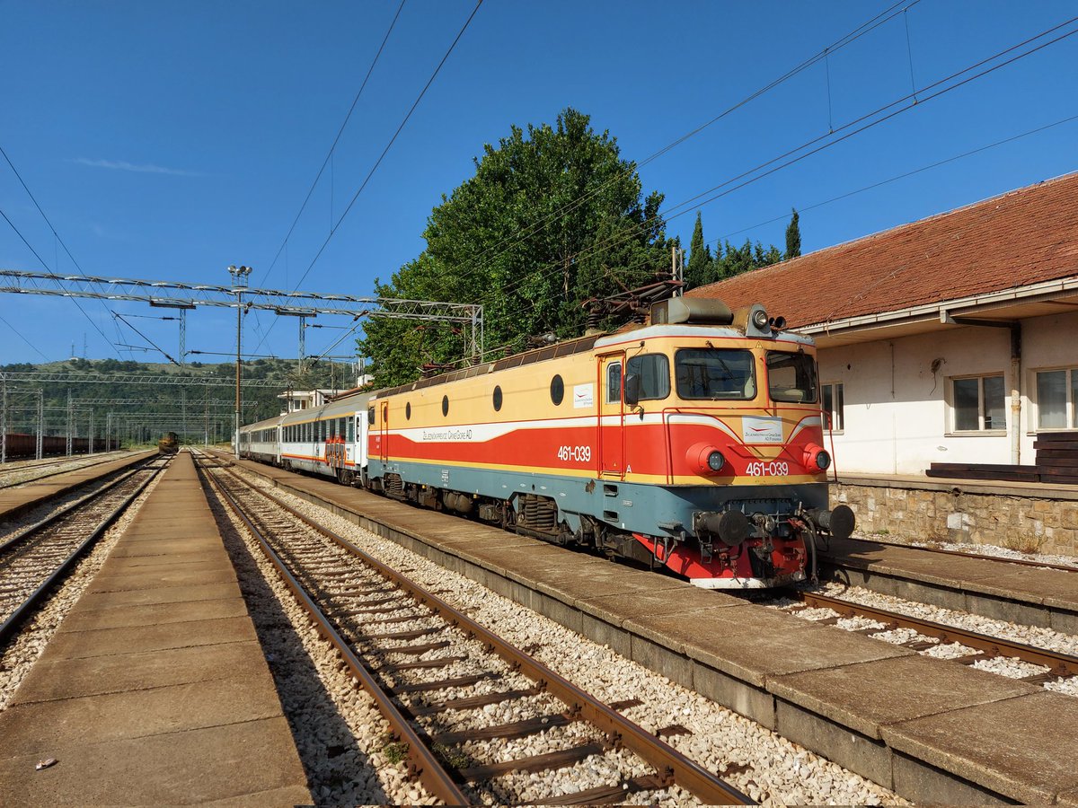 trenesmania's tweet photo. Ahir va tocar fer una ruta que tenia pendent des d'abans de la pandèmia: Bar 🇲🇪 - Beograd 🇷🇸 en tren. 

476 quilòmetres, 253 túnels, 435 viaductes i 11 hores de viatge a través dels espectaculars paisatges dels Balcans!

Som-hi amb el #BalkanExpress! 🚂 https://t.co/ybsTzLBlkG