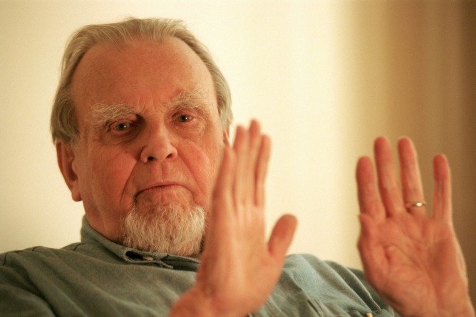 ADNFatalLibro's tweet photo. 30 de junio 1911. Nace Czeslaw Milosz, poeta y ensayista polaco, premio Nobel en 1980. La obra literaria de Czeslaw Milosz se extiende al ámbito del ensayo y la novela, pero es sobre todo la poesía el género en el que destaca su genio. https://t.co/8tR4euiJe9