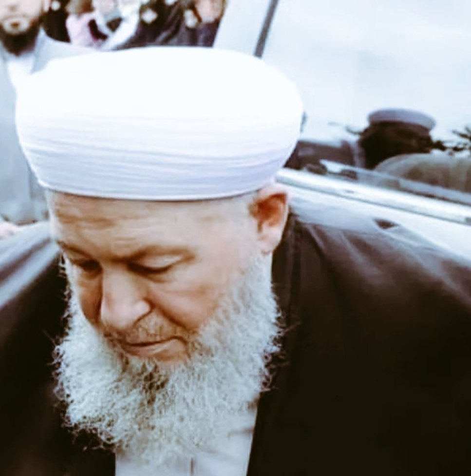 ihsanhocaresmi's tweet photo. “Allah aşkına acıyın bu millete.Seller gibi cehenneme koşuyor.”diye her gün 5-10 mecliste konuşan,son 20 yıldır ise suküt sohbetiyle davasını anlatan MAHMUD EFENDİ Hzlerinin cenazesinde yolları dolduran milyonlarca mümin,İSTANBULUN tapusu üzerindeki FATİHin mührünün tozunu sildi. https://t.co/eIl0FUvdYF
