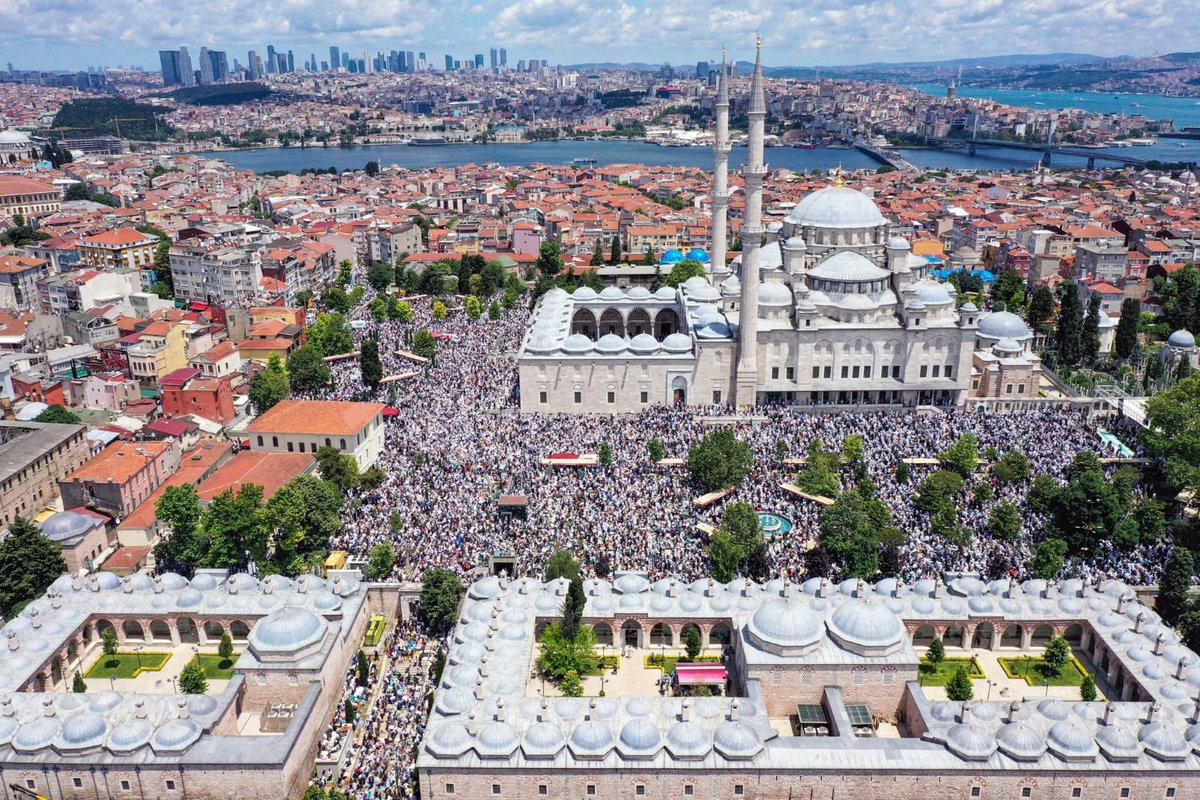 ihsanhocaresmi's tweet photo. “Allah aşkına acıyın bu millete.Seller gibi cehenneme koşuyor.”diye her gün 5-10 mecliste konuşan,son 20 yıldır ise suküt sohbetiyle davasını anlatan MAHMUD EFENDİ Hzlerinin cenazesinde yolları dolduran milyonlarca mümin,İSTANBULUN tapusu üzerindeki FATİHin mührünün tozunu sildi. https://t.co/eIl0FUvdYF