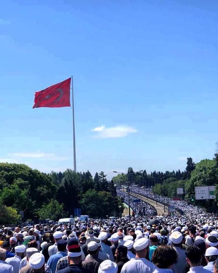 ihsanhocaresmi's tweet photo. “Allah aşkına acıyın bu millete.Seller gibi cehenneme koşuyor.”diye her gün 5-10 mecliste konuşan,son 20 yıldır ise suküt sohbetiyle davasını anlatan MAHMUD EFENDİ Hzlerinin cenazesinde yolları dolduran milyonlarca mümin,İSTANBULUN tapusu üzerindeki FATİHin mührünün tozunu sildi. https://t.co/eIl0FUvdYF
