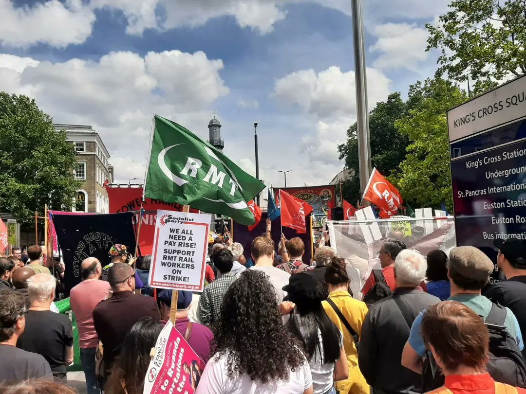 XRTowerHamlets's tweet image. Yesterday Tower Hamlets rebels joined the RMT picket line at Liverpool Street. 

We unequivocally support the striking workers and their demands! 

Fair treatment of workers in essential for a just transition to a green future.