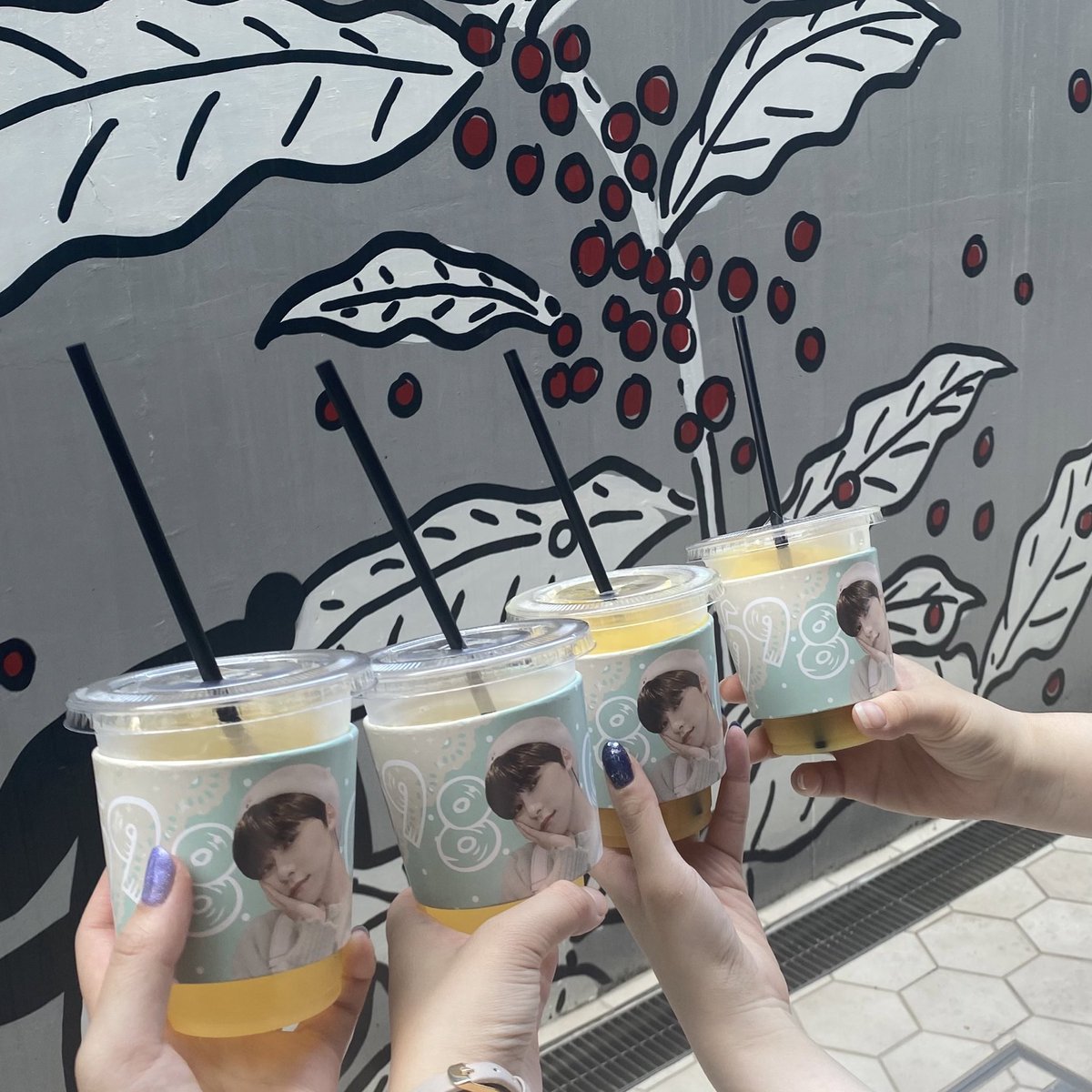 1us___42's tweet photo. ゴニセンイル、ドモカフェにお邪魔しました〜〜〜💙✨

 #HAPPY_귀여운토끼_52_DAY https://t.co/74Bio3mBY3