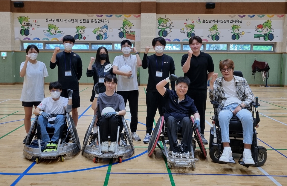 ulsanpress123's tweet image. 지난 5월 창단한 울산장애인휠체어럭비팀이 오는 10월 울산에서 열리는 제42회 전국장애인체육대회에 참가하기 위해 구슬땀을 흘리고 있다.  
#장애인스포츠 #휠체어럭비팀 #장애인체육대회 #울산신문 
자세히 보기 ▶ vo.la/2L8mGS