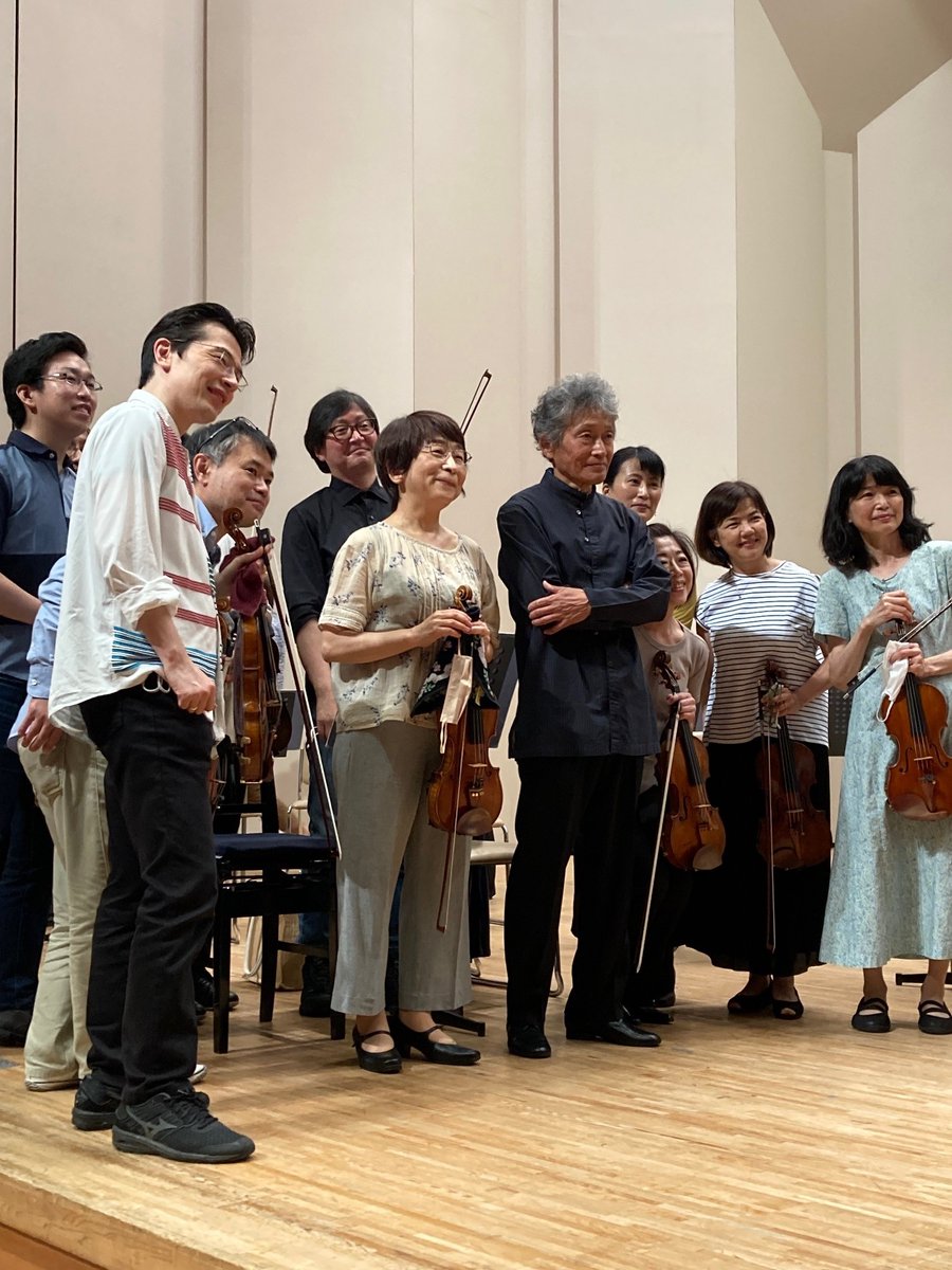 newjapanphil's tweet photo. キッセイ文化ホールでの演奏会にご来場いただいたお客様、ありがとうございました。
🎵小泉和裕指揮ドヴォルジャーク チェロ協奏曲（チェロ：宮田大）＆ブラームス交響曲第1番

第1ヴァイオリン・フォアシュピーラー山田容子が定年を迎え本日の演奏会が最後の出演に。📷第1ヴァイオリンの仲間と共に！ https://t.co/oHyUrkbMs1