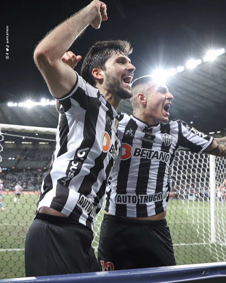 Atletico's tweet photo. +3 pontos. Mais que 3 pontos. Que noite, #Galo! 🐔💪 https://t.co/pKW6FSidec