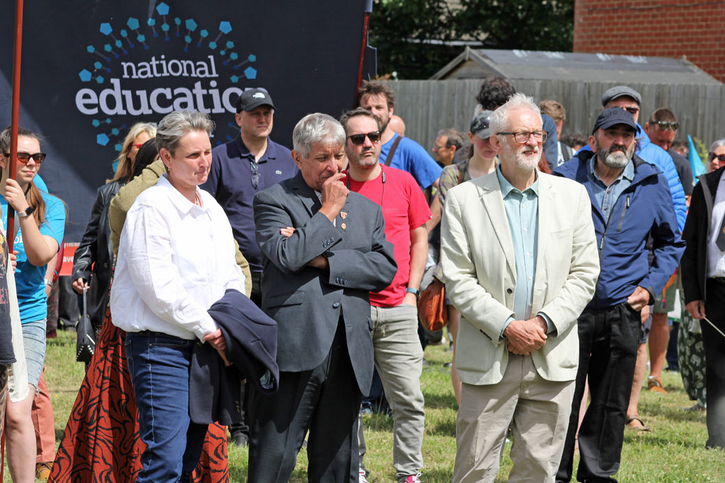 TyneSnapper's tweet photo. #jarow Like him or loathe him, Jeremy Corbyn M.P. is a fine orator and all round nice chap as demonstrated at yesterday's Rebel Town Festival at Jarrow. https://t.co/FdV2t6QEiH