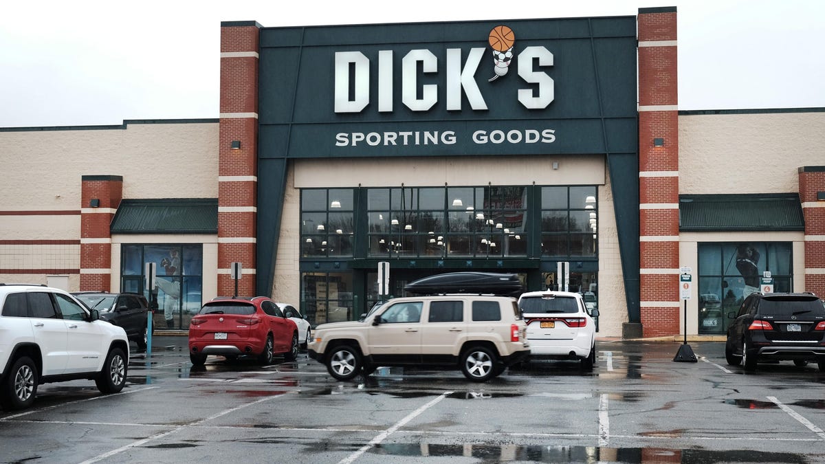 Deadspin's tweet photo. Dick’s Sporting Goods offering employees more access to abortions than SCOTUS https://t.co/prSsQNv8l9 https://t.co/CzWpqB1a56