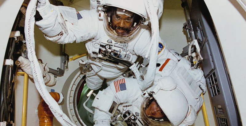 Astro_Cady's tweet photo. 🥳🎂Please join me in extending warm birthday wishes to Dr. @bernardharrisjr, who became the first African American to walk in space in 1995 on #STS63. Here's to many more amazing orbits!💫 https://t.co/5kI0KQODix