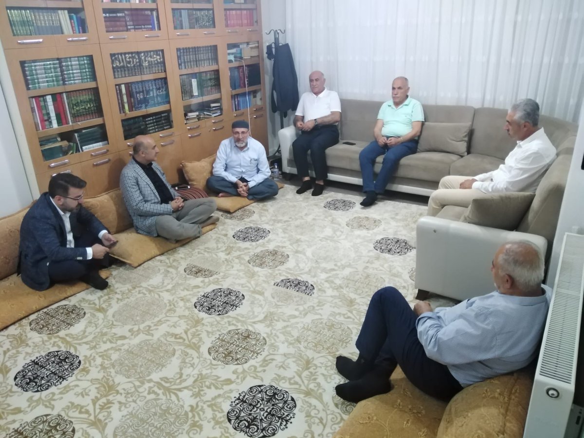 Molla Hüseyin Yakut hocamızı evinde ziyaret ettik.

Misafirperverliğinden dolayı kendisine teşekkür ederim.