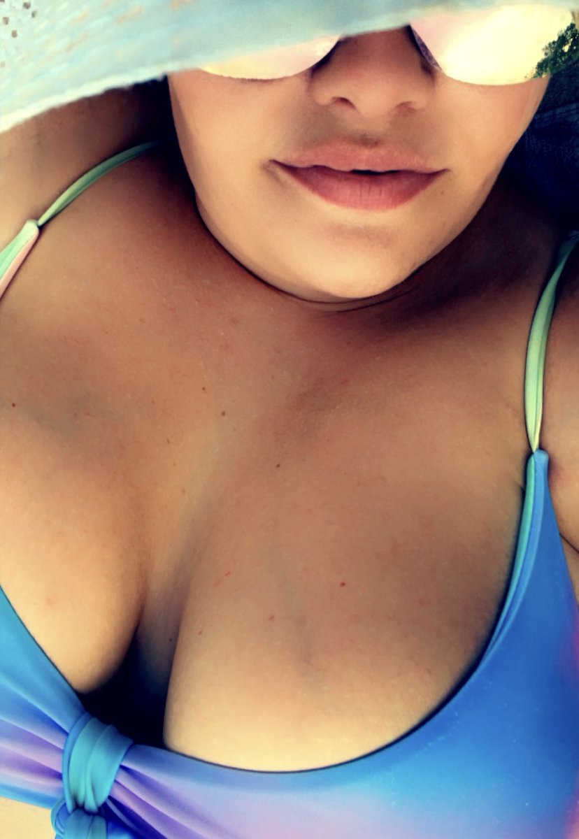 nikkys1985's tweet photo. We going for tan lines &amp; thick thighs #tanning #thickmom https://t.co/VcrSERKSLQ