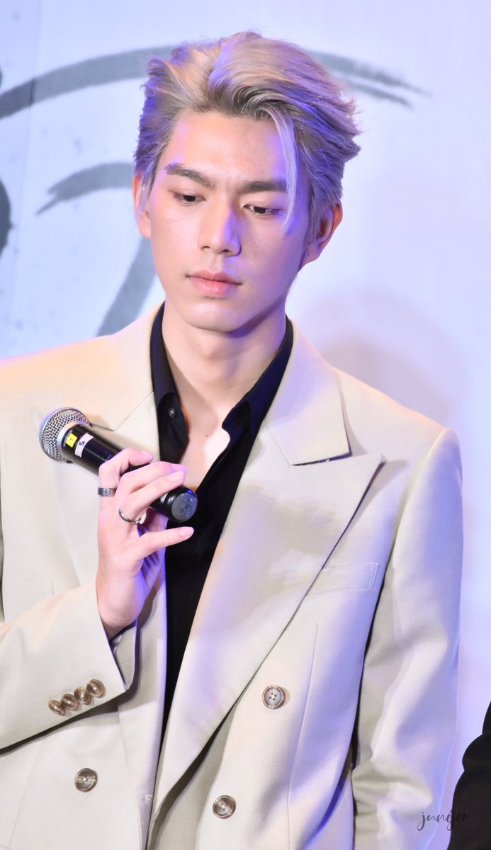 junejerjj's tweet photo. แค่ถือไมค์อะ มันต้องเกรี้ยวกราดเบอร์นี้เลยหรอ 👑

#brightnorr 
#onedaymeetwithใต้หล้า https://t.co/019YsTHoZU