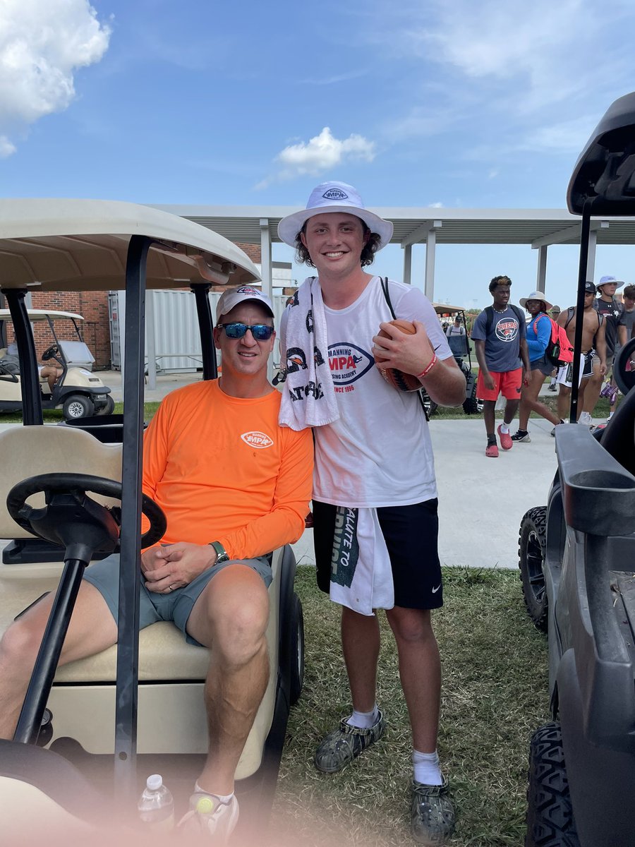 WhitmanClark23's tweet photo. If you’re gonna learn to read a defense…pretty decent guy to learn from. #manningpassingacademy https://t.co/ltVpQxmfG9