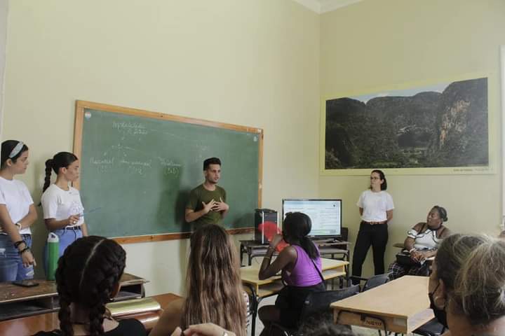 UdeLaHabana's tweet photo. Los alumnos de preuniversitario y sus familiares fueron recibidos por estudiantes, profesores y egresados de la @FturUh, acompañados por miembros de la Dirección de Capacitación de Gaviota.
.
.
.
.
.
#SomosUH #OrgulloUH #295UH #FTUR #SomosFTUR #PuertasAbiertas2022 https://t.co/XkOhhrHHf9