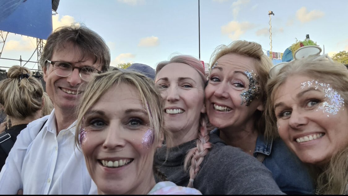 Amazing to rock out to #PaulMcCartney with @Peston I’ll do your glitter next time Robert! 🤩#glittergirls #glastonburyfestival2022