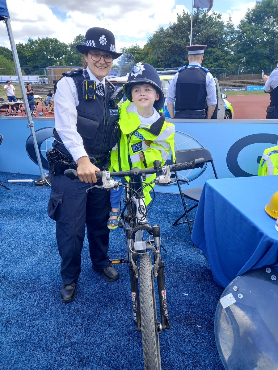 JewishPoliceAs's tweet photo. Another keen police recruit at the Maccabi Community Fun Run @MGBCFR for the class of 2035!
@MPSBarnet @MPSMillHill https://t.co/zRkP8BW95C