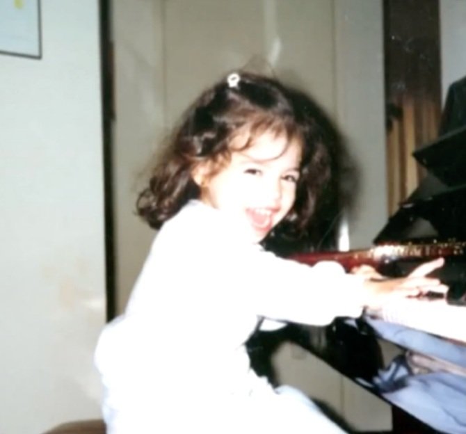 BoydHelenanne's tweet photo. #CamilleVazquez As Cute as a  Button love this kiddie pic of you floating around SM Destined to be a Powerful Successful Woman Who Made it on Your Own with Hard Work😍 Your a Star You fought for the #TRUTH #BenChew #DeppTeam #JohnnyDeppGotJustice #JOHNNYDEPPWINS #simplythebest https://t.co/BbUnXw5c5O