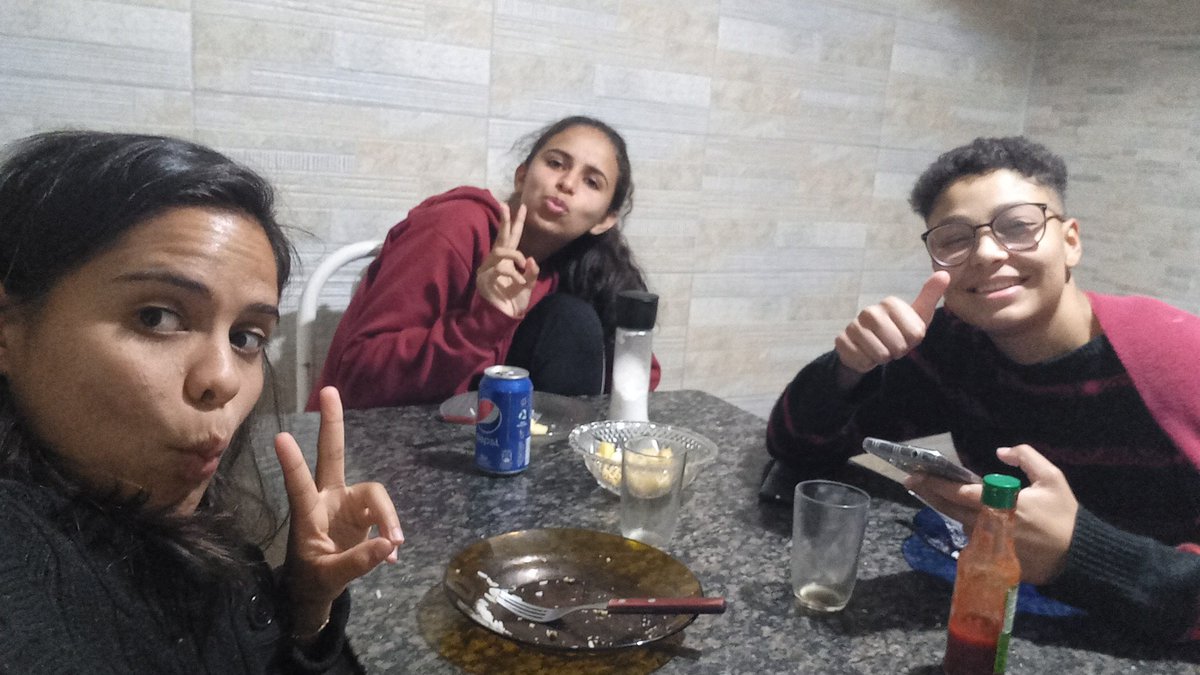 aaaanaluiza1's tweet photo. #deontem #comelas #bomdemais #BestFriend #forever #juntas https://t.co/NXZKIigZFb