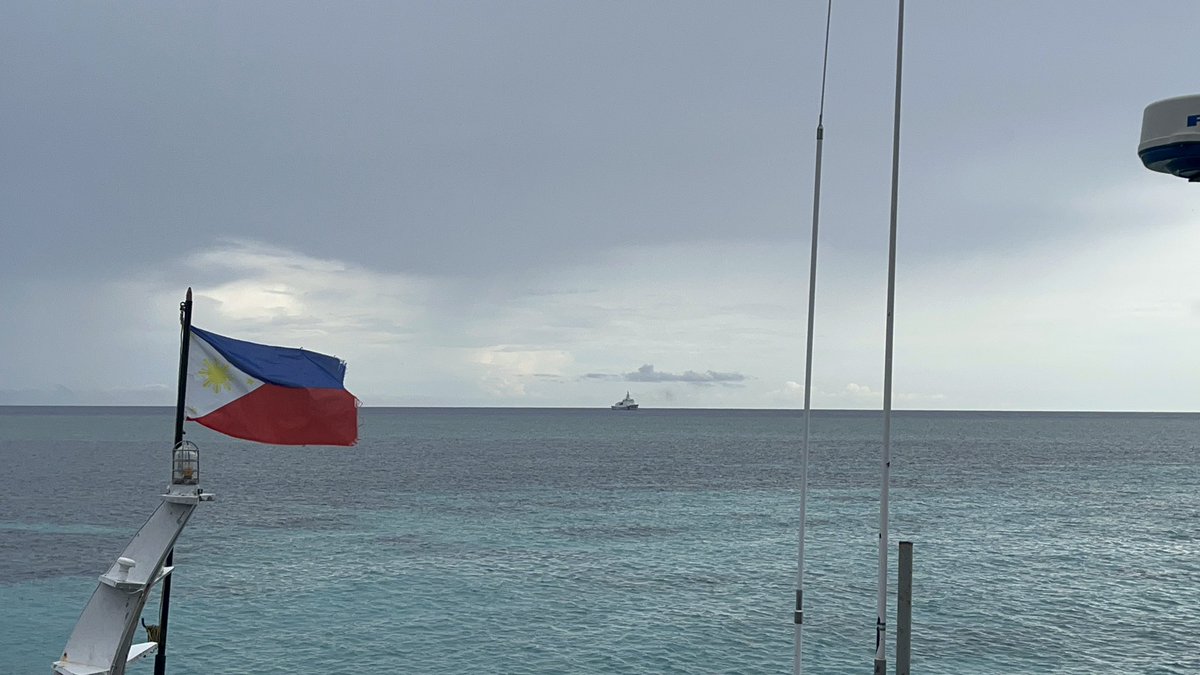 FMangosingINQ's tweet image. China Coast Guard recently deployed 2 ships around Ayungin (Second Thomas) Shoal, warning PH supply boats against carrying construction materials to repair the Philippine Navy’s BRP Sierra Madre.
We recently joined a resupply mission there. globalnation.inquirer.net/204769/eyewitn…