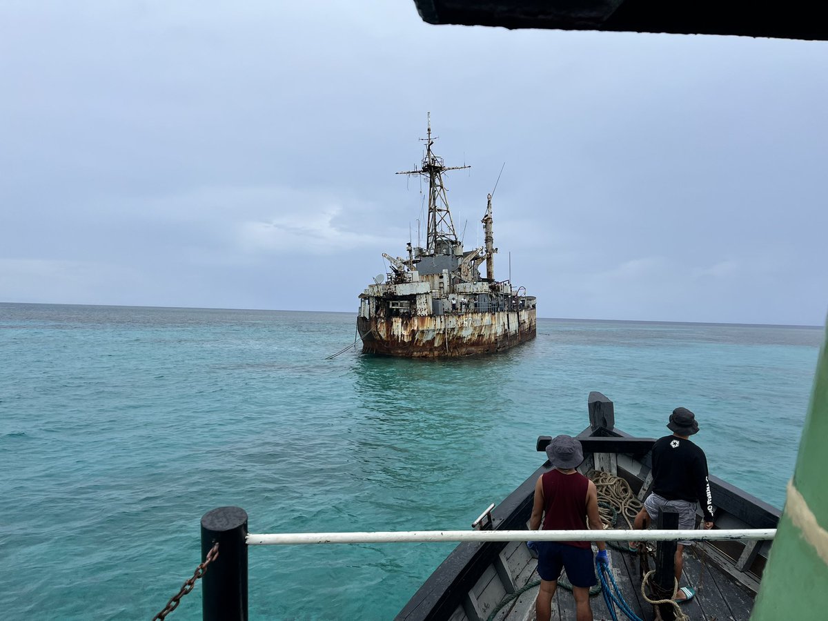 FMangosingINQ's tweet image. China Coast Guard recently deployed 2 ships around Ayungin (Second Thomas) Shoal, warning PH supply boats against carrying construction materials to repair the Philippine Navy’s BRP Sierra Madre.
We recently joined a resupply mission there. globalnation.inquirer.net/204769/eyewitn…