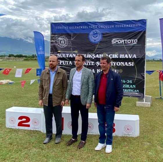 Dünya Etnospor Konfederasyonu Başkanımız Bilal Erdoğan Beyefendiye şampiyona anısına Kahramanmaraş'ın kurtuluşunu simgeleyen bir hediye takdiminde bulundum ve Avasım Festivalleri için Türkoğlu'na davet ettim.