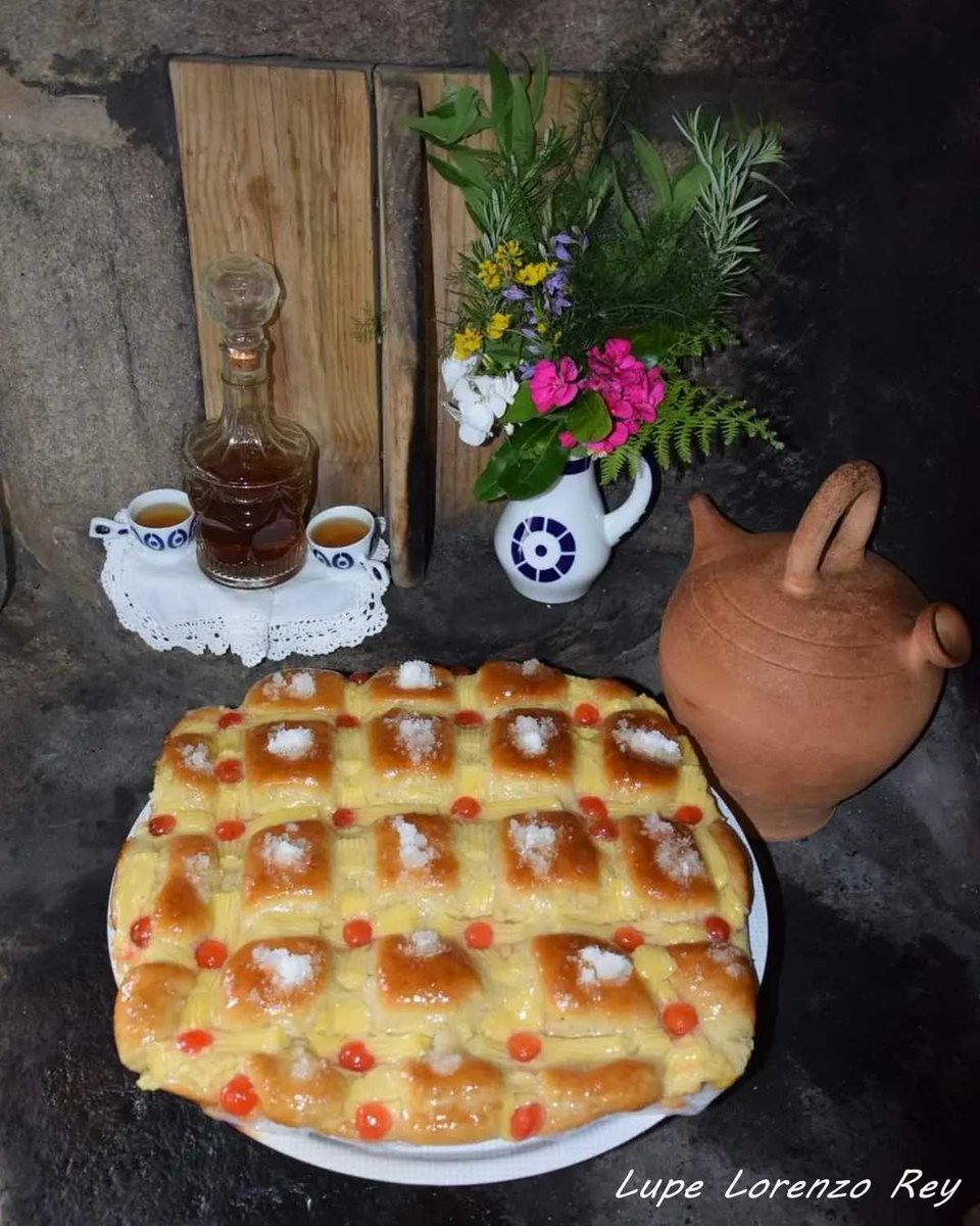 GastronomadeGa2's tweet photo. Muy buenas tardes a todos con la larpeira gallega!!!
"La larpeira es un postre de la cocina gallega que consiste en una especie de bollo enriquecido con crema pastelera y  emborrachado con almíbar aromatizado con anís." @lupelr #Galicia
https://t.co/tW0DY5Xevp https://t.co/OhxPnTyAB7