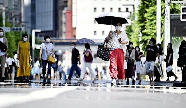 livedoornews's tweet photo. 【高気圧の影響】都心で2日連続の猛暑日、6月では観測史上初
https://t.co/PWtdKieYmr

6月に都心で2日連続の猛暑日となるのは1875年の観測開始以来初めて。東京消防庁によると、都内では午後3時時点で14～97歳の46人を熱中症の疑いで搬送。このうち60歳代と80歳代の2人が重症だという。 https://t.co/4ff8pt1GP8