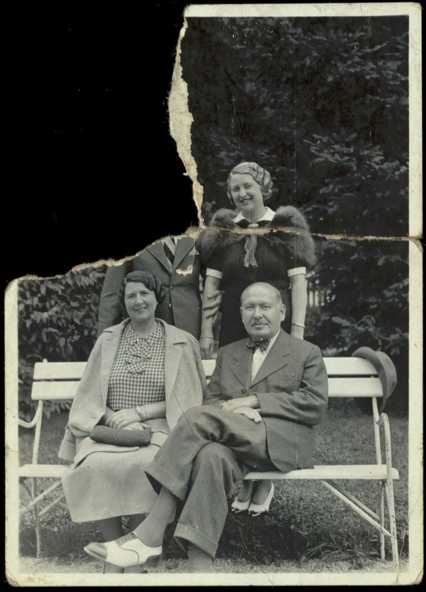 wienerlibrary's tweet photo. 80,000 Jewish refugees arrived in the UK between 1933-1945. The Library's new travelling exhibition traces the journeys made by 'ordinary' people & explores British responses. 📷: Trude Glaser & her parents 1930s. #MappingMemories is available to hire now: https://t.co/FGKcki0cxi https://t.co/g3oZvmGlSI