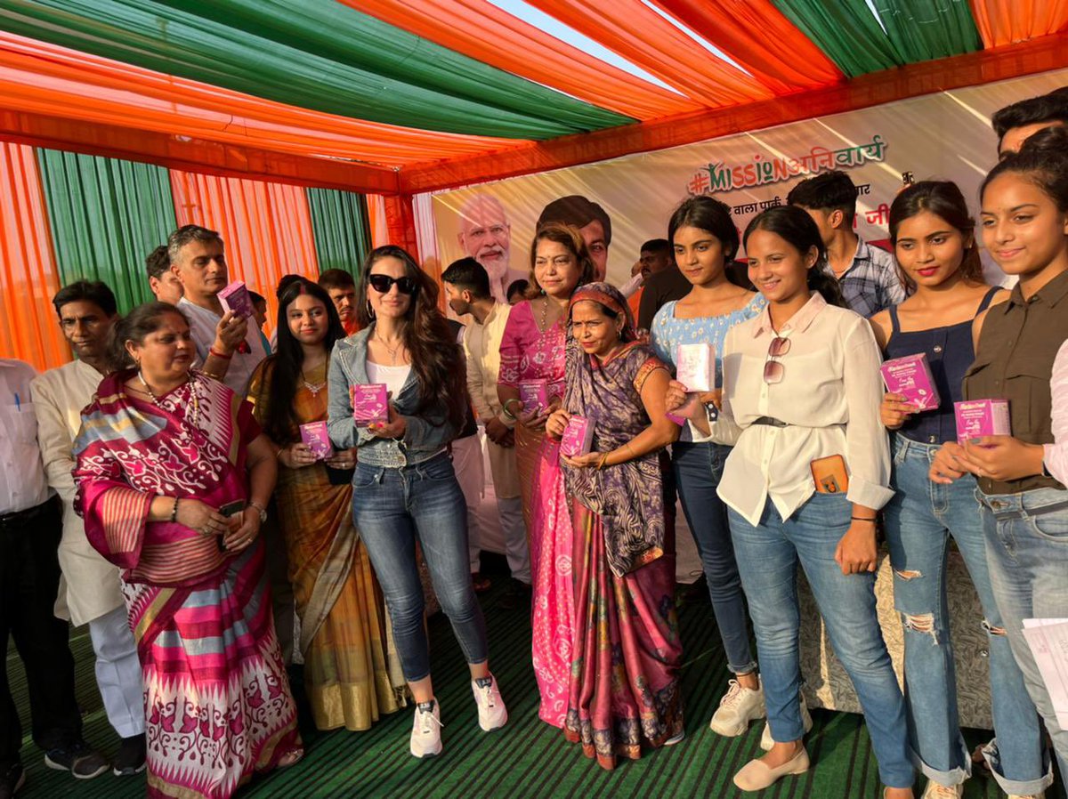 MAnivarya's tweet photo. Thanks @ManojTiwariMP Ji , #AnuAsthana Ji, @ameesha_patel Ji, @surabhitiwari_ Ji , @neelkantbakshi Ji, 👍 
we at #mission_अनिवार्य completed total one crore sanitary napkins distribution today 🙏 #MissionAnivarya @DelhiPolice @CPDelhi @pfws1 https://t.co/ApSXVSLpR1