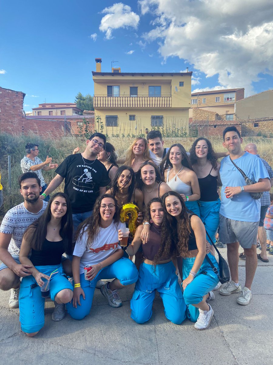 InesAlq's tweet photo. Tengo los mejores amigos del mundo enserio GRACIAS DE CORAZON POR HACERME ASI DE FELIZ AYER https://t.co/Ra6BwHYfed