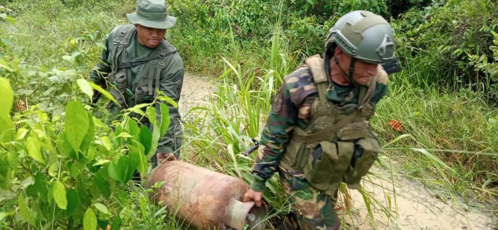 Explosivistas de la FANB  desactivan más 26 artefactos  explosivos TANCOL  en sector El Progreso, Mcpio Páez Apure, ocultas en diferentes veredas campestres. FANB desplegada por el despeje de rutas, zonas y áreas para garantizar el libre tránsito de nuestro pueblo soberano.