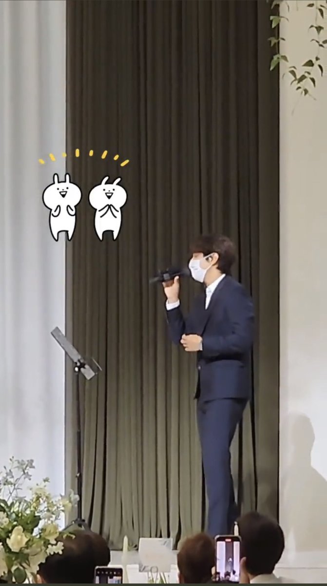 wgmyongseo2's tweet photo. 220626 Yonghwa singing Love Light at Jang Nara’s Wedding both in garden and inside wedding hall 

2PM members, actress Lee Chung Ah and some of her co-stars were present

Love Light in garden
https://t.co/WNIZ2wLEXl https://t.co/tZuPD7lKsM