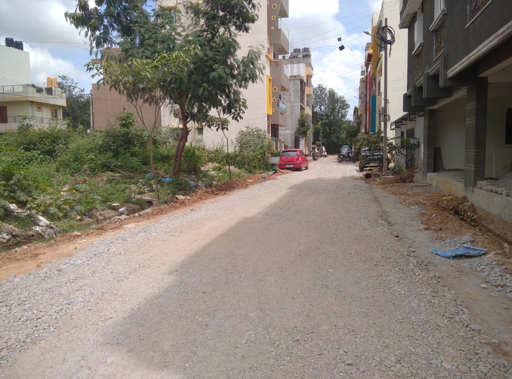 itsnaveenn's tweet photo. @BDABangalore @SRVishwanathBJP @CMofKarnataka See the quality of road BDA is doing at Arkavathy layout 19th block, chelikere. Hardly 40% of road is getting ashpath (tar) in 9mts wide Road. Even after 10 years of forming layout and having 50% houses built,  no UDG, no water conct https://t.co/xRaj6sxX0I