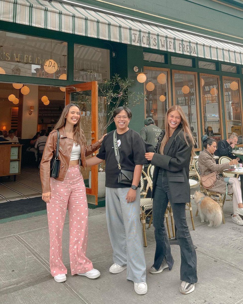 QUEENS! ✨

LOOK: Miss World 2013 Megan Young reunites with Miss Universe 2015 Pia Wurtzbach and fashion designer Bessie Besana in New York. | 📸: Megan Young/Instagram