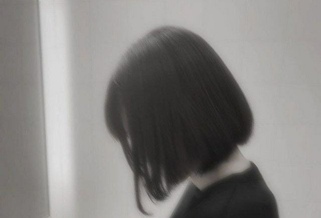 بكيت..
لأن البكاء اقصى ما استطيع فعلهُ الان و لأن الغصة كانت هائلة، هائلة جداً، اشبهُ بأن تبتلعَ مدينةٌ كاملة و صدركَ لا يتسعَ لشخصٍ واحد
بكيت.. لأنني شعرتَ بأن جميعَ الوداعات القديمة حدثت دُفعةٌ واحدة في هذهِ اللحضة...