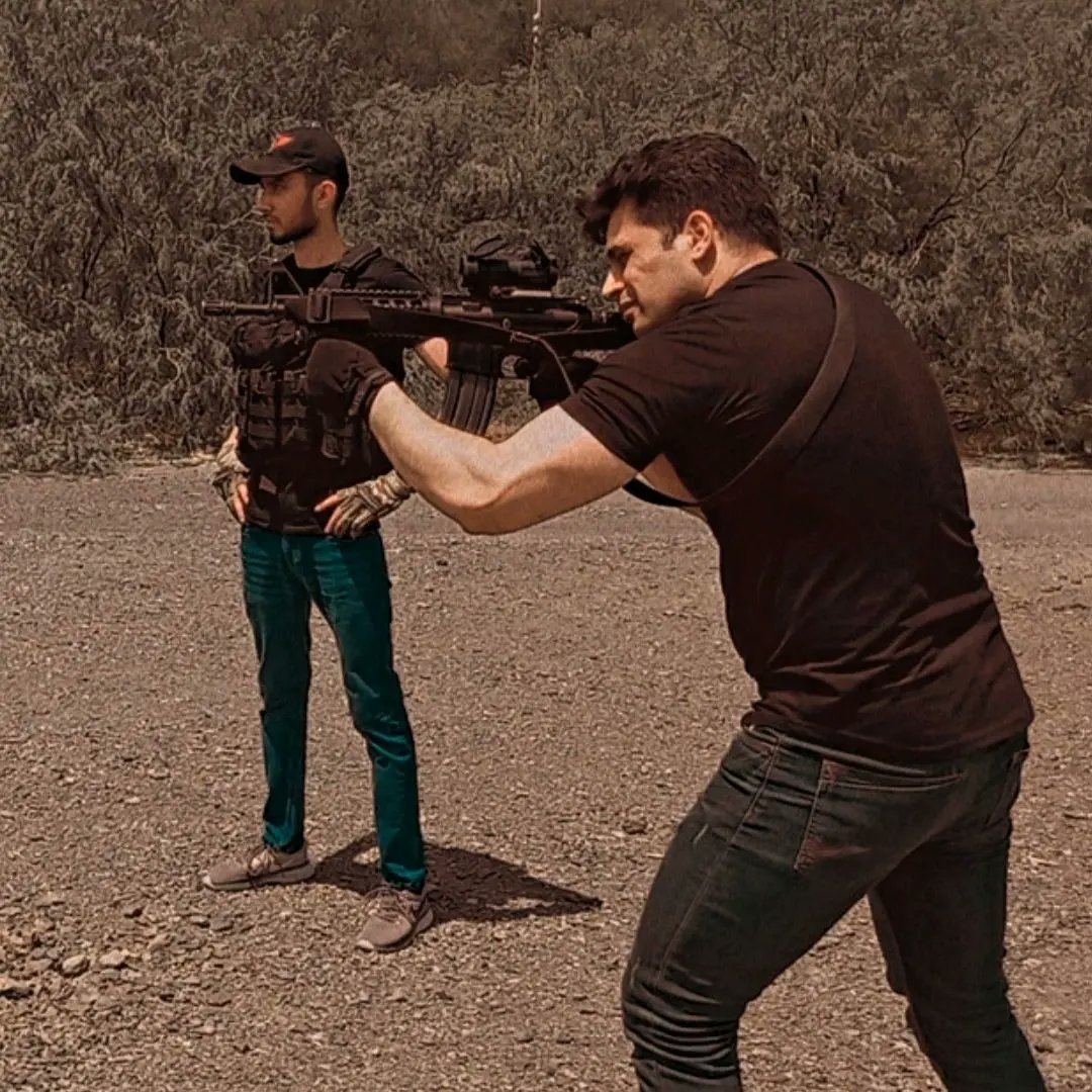 Tryin' to mimick <a href="/mshaanshahid/">Shaan Shahid</a> from #waar movie.