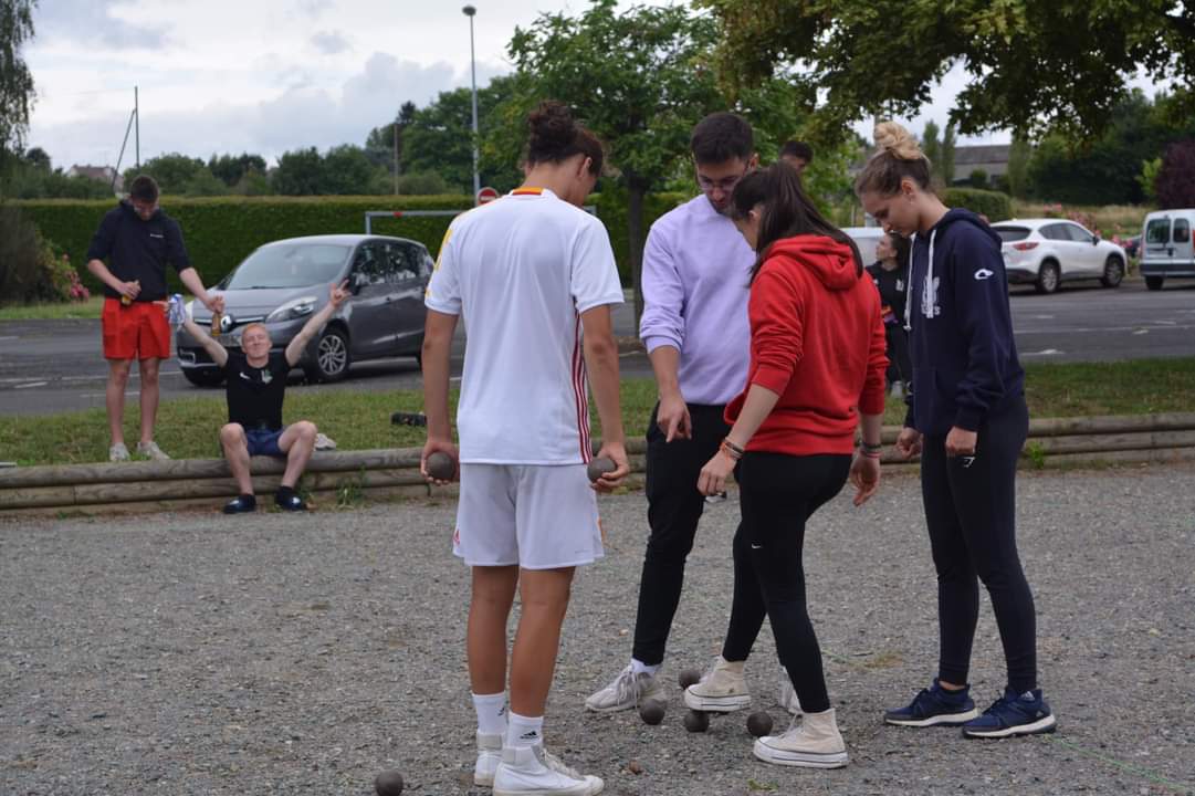 USVibraye's tweet photo. Des U7 jusqu'aux Vétérans en passant par les dirigeants, c'est plus de 100 personnes qui étaient présentes ce week-end pour la Journée des Familles 😍

Au programme de la journée ? Tournoi, apéritif, barbecue, et enfin pétanque !

Retour en images sur cette belle journée 🥰 https://t.co/37nZbrA4mf