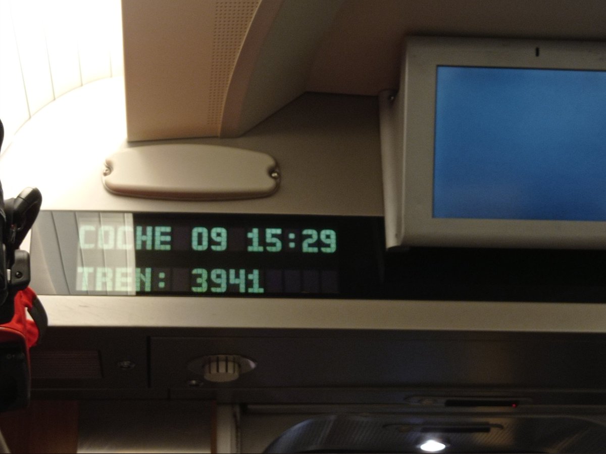 Grunge71's tweet photo. Si ets la Mari d'Écija i la teva sogra va al vagó 9 de l'AVE direcció BCN, que sàpigues que:
- Mig vagó ja sap que de petita eres molt lletja.
- Que tens poca habilitat en "cocina de aprovechamiento".
- Que el fill de Pepe Borrel és molt més llest que tu... 
Força Mari! https://t.co/zJWTjGHFbk