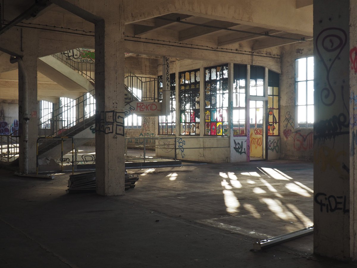 Que faire des friches industrielles ? Près de #Tours, le Magasin général devrait être réhabilité en pôle de technologies médicales. Mais des citoyens veulent en faire un tiers-lieu. Récit d'une renaissance contestée par les étudiantes de l'<a href="/EPJTours/">EPJTours</a>. magazin.epjt.fr/magasin-genera…