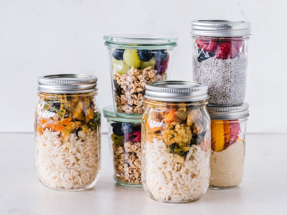 On Sunday's, we MEAL PREP 🥕
Set aside an hour or two to get your weekly meals in order!
Meal Prepping helps:
- lower stress
- gives you more time at night with your family!
- eases the mind after a long day at work
- saves you TIME &amp; MONEY

#ewynstudios #mealprep
