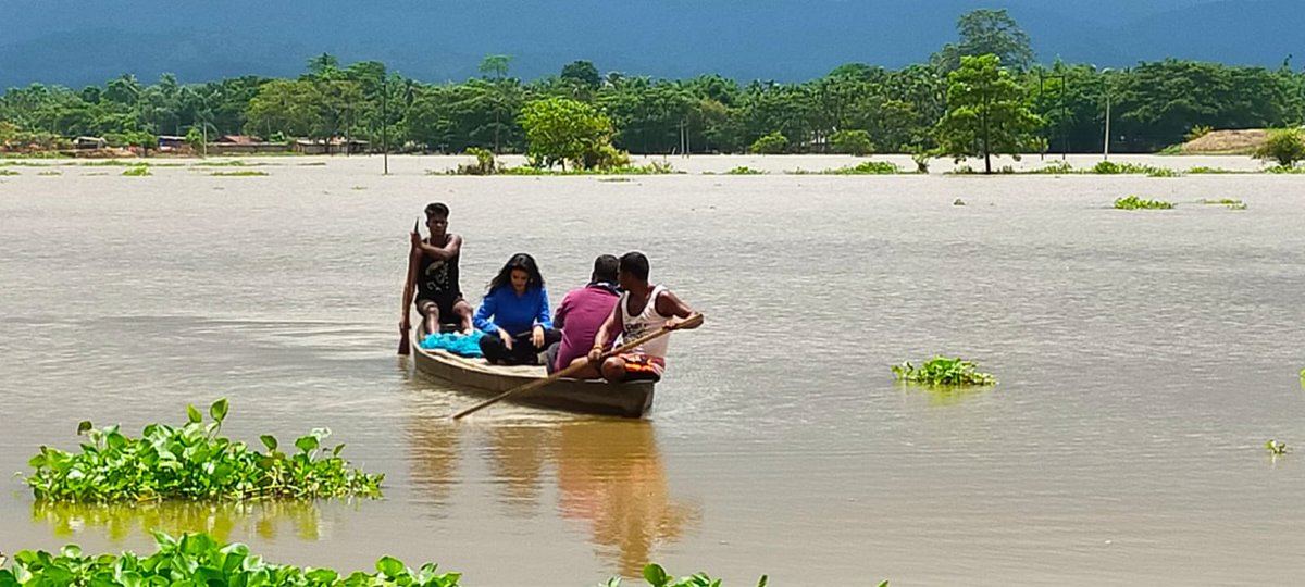 SwetaSinghAT's tweet photo. असम बाढ़ की सबसे भयावह बात ये होती है कि लोग केवल एक बार सैलाब से नहीं जूझते। एक महीने पहले खेत तबाह हो गए। और अब फिर डूबे गाँव से भागना पड़ा है। सवा सौ से अधिक की जान जा चुकी है। (मोरीगांव ज़िले की तस्वीरें) #AssamFloods https://t.co/boefdu4HjB