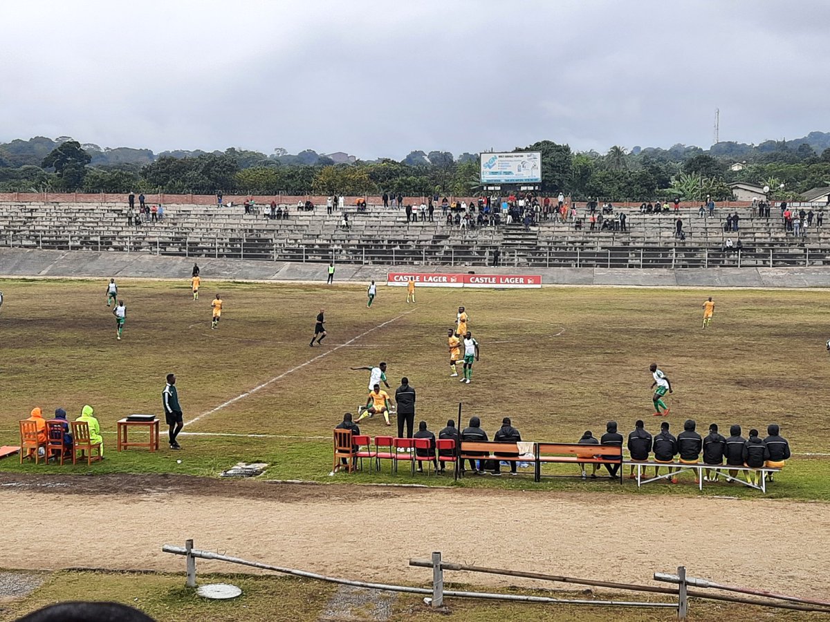 ManicaPostZim's tweet photo. Hosts @fc_tenax have fallen behind 1-0 to visiting @FCPlatinum in a @CastleLagerPSL Premiership match being played at #Sakubva Stadium

The visitors had enjoyed the lion's share of possession and dominated the opening minutes as they knocked it around in search of an opener https://t.co/Q229bT0eA8