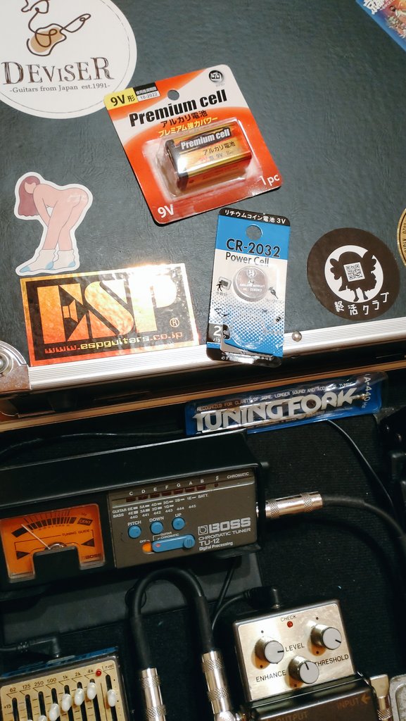 shin_ichi_ro_K's tweet image. ミュージシャンって
実生活では使うことのないタイプの
電池を持ち歩いている事が多いよね

#9v
#角電池
#cr2032 
#エフェクターボード