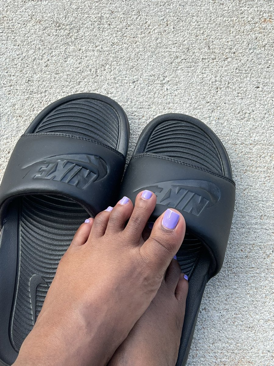 1cocodigits's tweet photo. It’s a Nike slide kind of weekend 😊. Toes feet seller content https://t.co/T1pqiidTy7