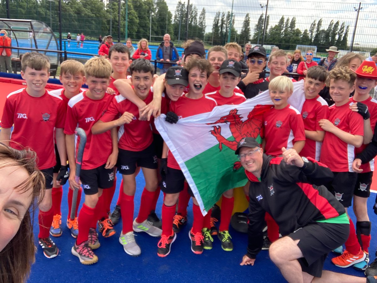 Our final #winnersselfie for the South Wales u13 Dragons - and huge thanks to the parents and our fantastic supporters! 
Perfect end to a fantastic weekend 
Thanks to the organisers <a href="/UKLionsHockey1/">UK Lions Hockey</a> and our hosts <a href="/OfficialBeeHC/">Beeston Hockey Club</a> - we’ve had a blast!
<a href="/SWYHA1/">SWYHA</a>  <a href="/mooneerams/">Mooneerams</a>