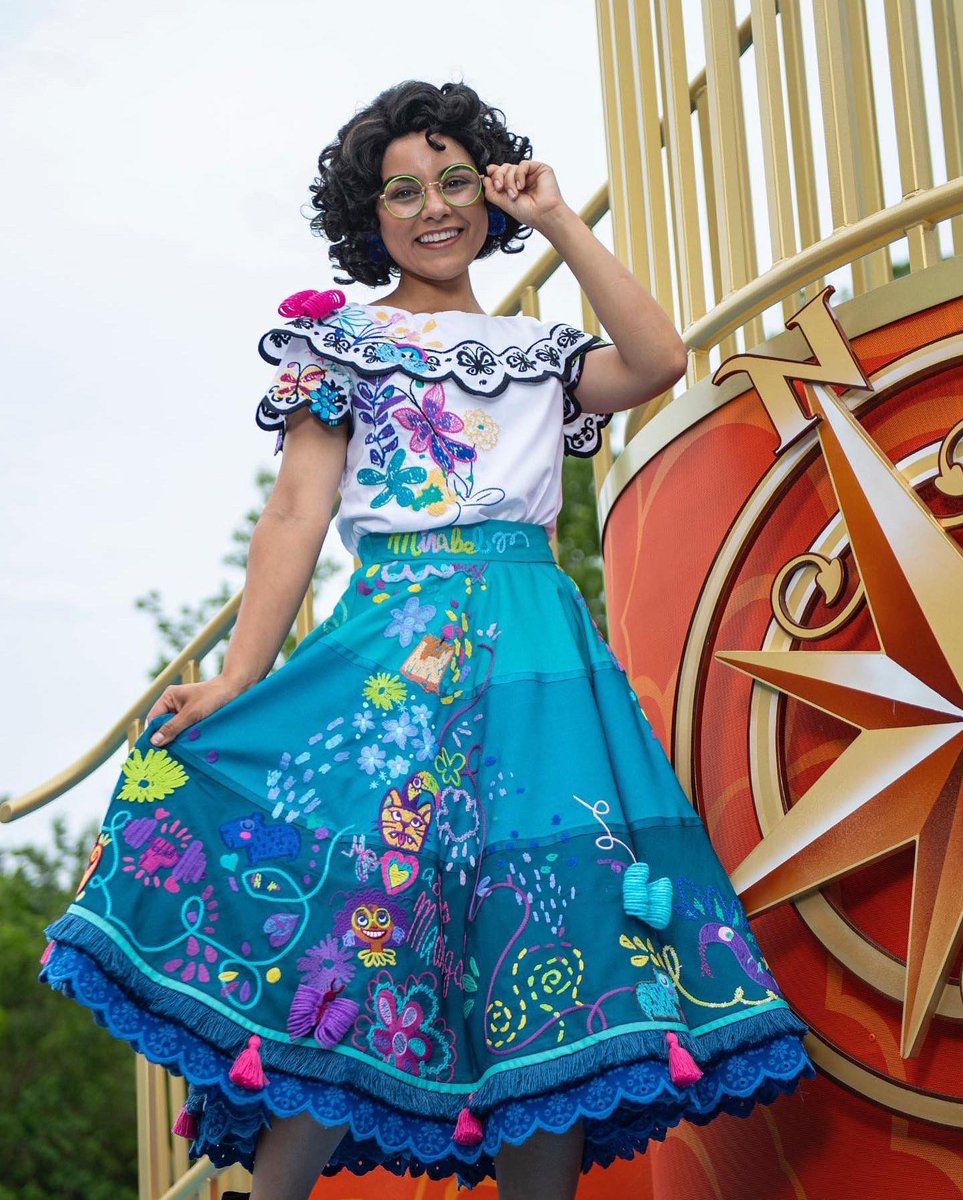 ExpertoEnORL's tweet image. 🦋¡MIRABEL DE ENCANTO SE SUMA A LOS DESFILES!

Hizo su debut hoy en #MagicKingdom, en Walt Disney World Resort, como parte de “Disney Adventure Friends Cavalcade!”.

El desfile tiene lugar varias veces al día y cuenta con casi 30 amigos de #Disney y #Pixar #Encanto