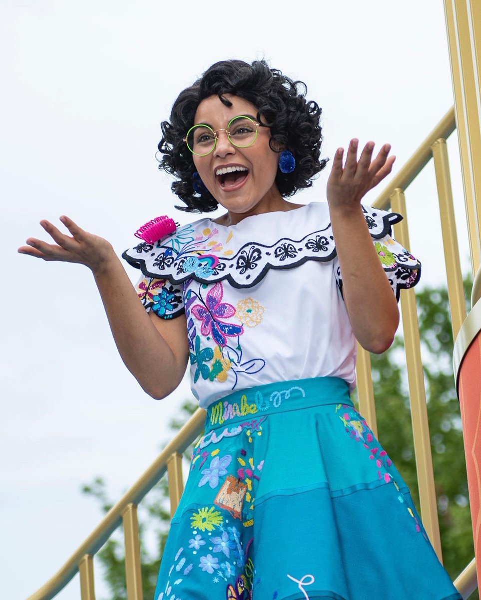 ExpertoEnORL's tweet image. 🦋¡MIRABEL DE ENCANTO SE SUMA A LOS DESFILES!

Hizo su debut hoy en #MagicKingdom, en Walt Disney World Resort, como parte de “Disney Adventure Friends Cavalcade!”.

El desfile tiene lugar varias veces al día y cuenta con casi 30 amigos de #Disney y #Pixar #Encanto