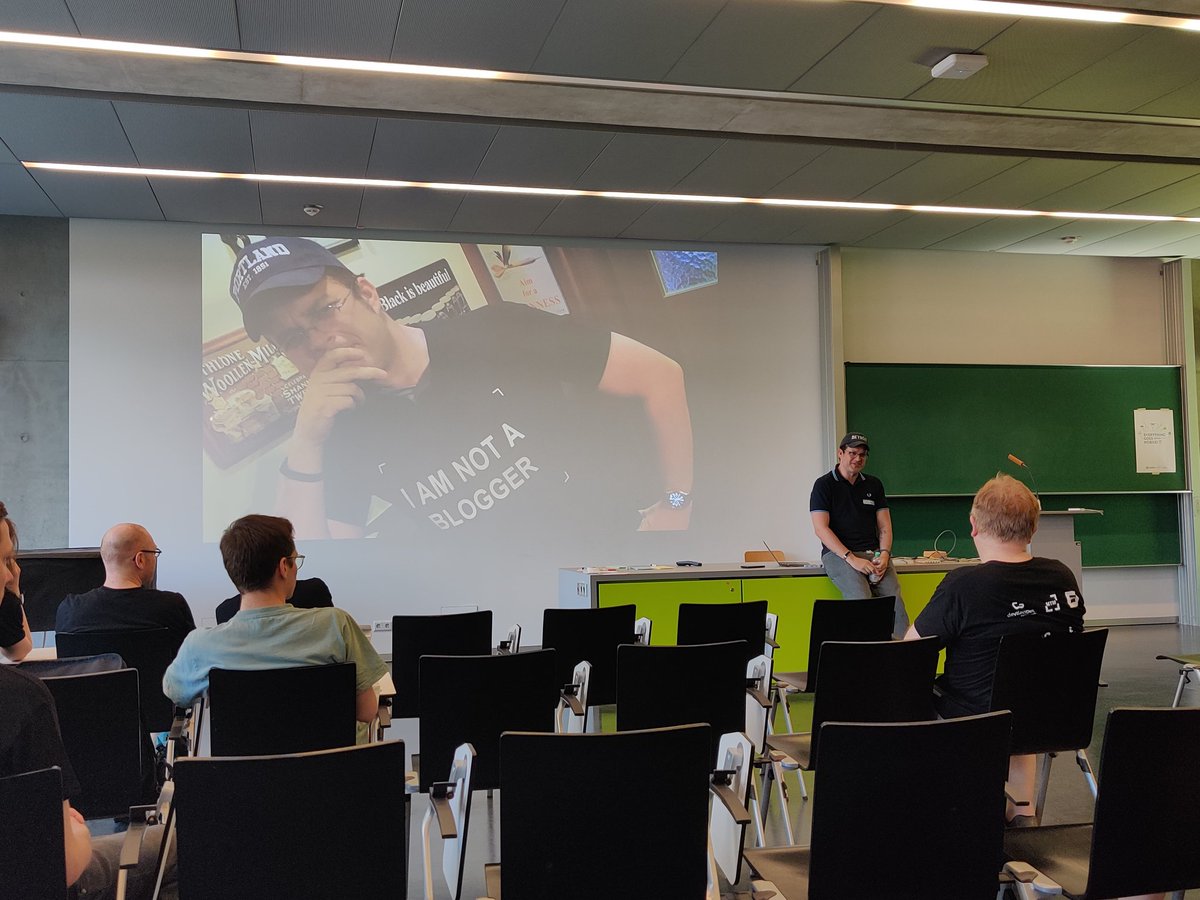 Absolutes Highlight beim <a href="/mobilecamp/">mobilecamp@mastodon.social</a> Keynote von @sascha_p  👌 #mcdd22