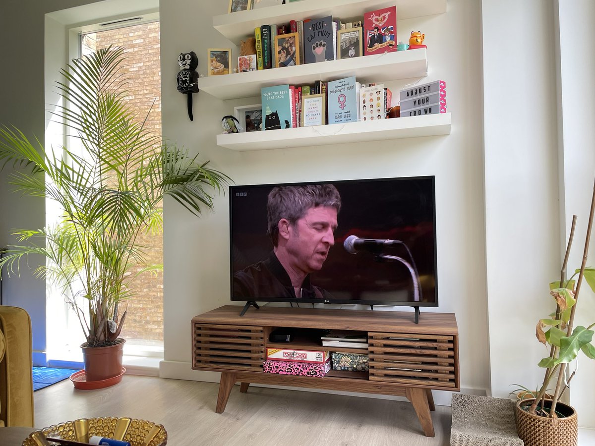 Perfect Sunday dreaming of playing #Glastonbury some day! Any set recommendations out there? #lovemusic 

Oh… check out our single if you like 🙂✌🏻

open.spotify.com/album/71vOIbRC…