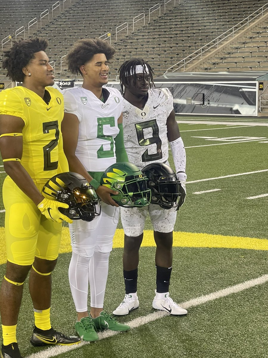 LawrencHopkins's tweet photo. How many people believe that @DanteDowdell and @richardyoung239 would be the best duo since Sony Michel and Nick Chubb? Well I believe!!! 😮‍💨 So does @Locklyn33, @KennyDillingham, and @CoachDanLanning!!! Lightning ⚡️ and Thunder 🌩 Definitely a storm brewing!!#ScoDucks 🦆🟢🟡 https://t.co/VcZ1GKm04F